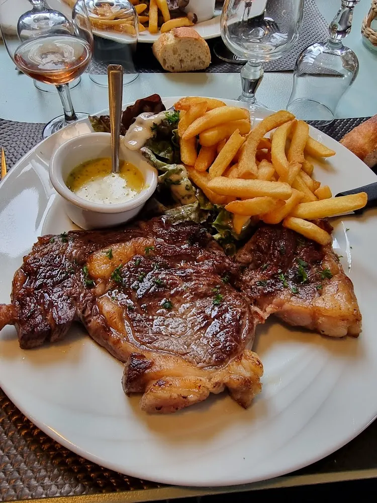 Entrecôte Frites Salade